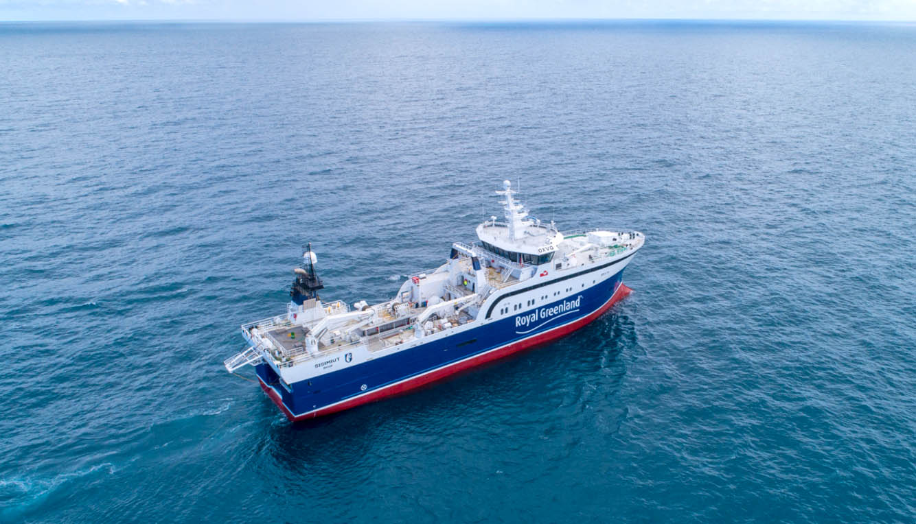 Sintemar, especialista en montaje y alineación de equipos dinámicos, ha completado con éxito el montaje, alineación y taqueado de la planta propulsora del buque pesquero Akamalik C/329 para el armador nórdico Royal Greenland.  La planta propulsora incluye motor principal, caja reductora, eje de cola y una hélice de maniobra. Para mejorar la comodidad a bordo, el motor está instalado sobre montajes flexibles que reducen significativamente las vibraciones de primer orden hacia la estructura del buque y las zonas de habilitación. En la fase final, se ajustaron los montajes flexibles para asegurar una distribución de carga uniforme, manteniendo las tolerancias de altura dentro de 1 mm.   Los trabajos se completaron en el muelle del astillero de Erandio, cumpliendo con los estrictos plazos y estándares de calidad requeridos por el armador, el astillero y la sociedad de clasificación DNV.